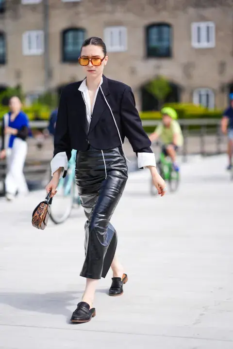 Mujer invitada a un desfile de la semana de moda en Copenhagen. Mujer invitada a un desfile de la semana de moda en Copenhagen.