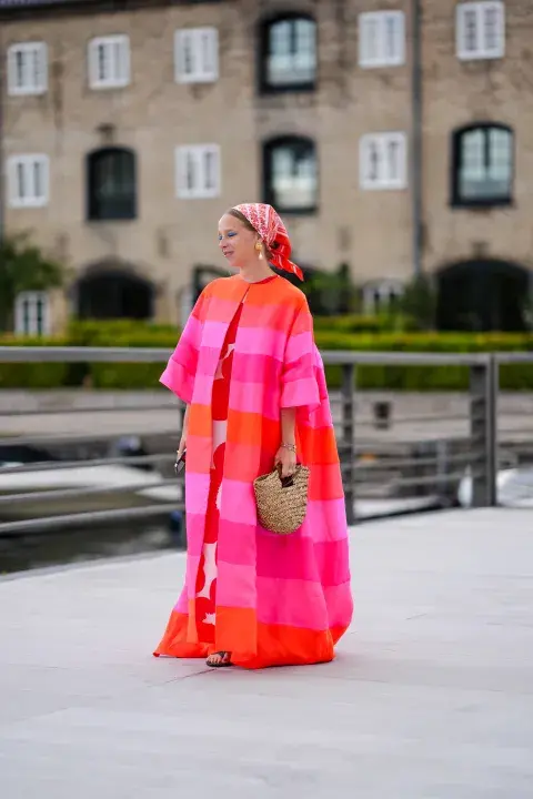 Mujer invitada a un desfile de la semana de moda en Milán. Mujer invitada a un desfile de la semana de moda en Milán.