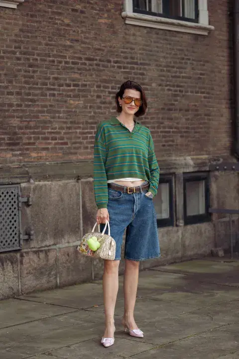 Mujer invitada a un desfile de la semana de moda en Copenhagen.