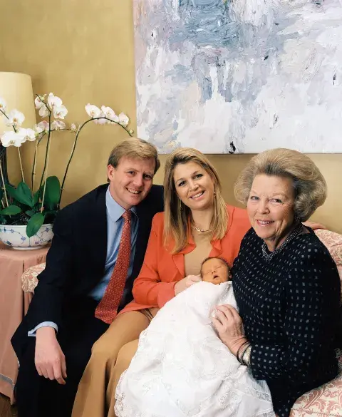 El príncipe heredero holandés Willem Alexander, la princesa Máxima y la reina Beatriz de los Países Bajos sostienen a la recién nacida Catharina-Amalia el 19 de diciembre de 2003.