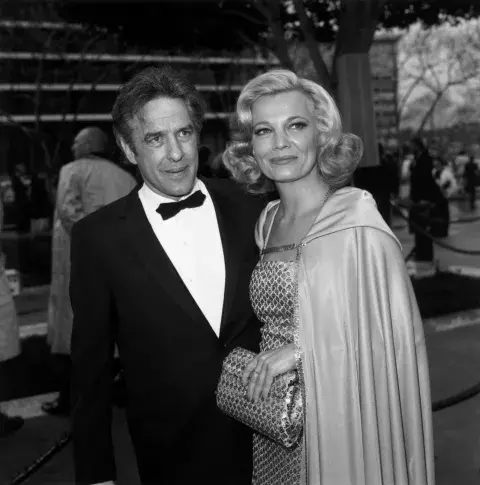 El actor y director estadounidense John Cassavetes y su esposa, la actriz estadounidense Gena Rowlands, sonríen a su llegada a los Premios de la Academia, en Los Ángeles, California. El actor y director estadounidense John Cassavetes y su esposa, la actriz estadounidense Gena Rowlands, sonríen a su llegada a los Premios de la Academia, en Los Ángeles, California.
