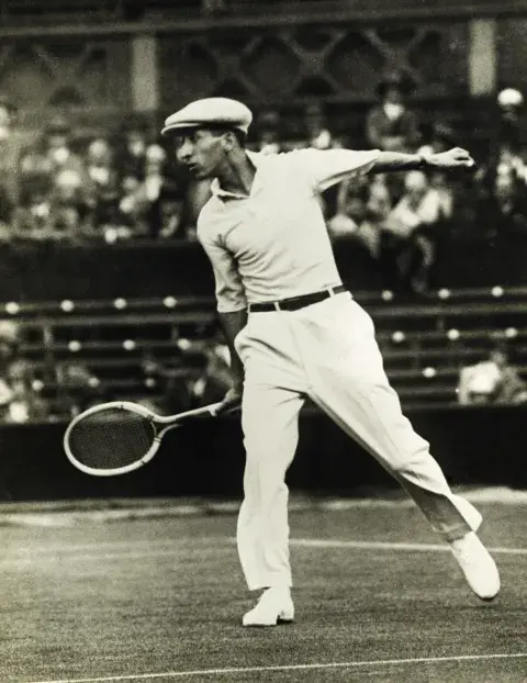 René Lacoste jugando al tenis en la década del 20