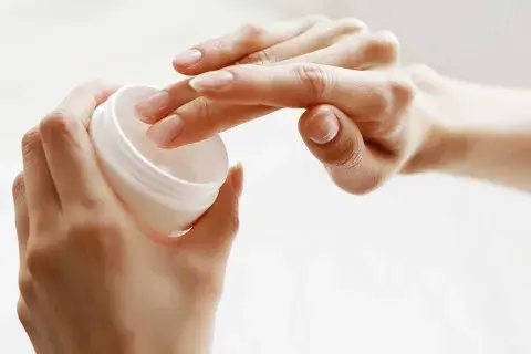 Usá cremas con ingredientes como la manteca de karité, aceite de argán, urea, ácido hialurónico, lanolina, ceramidas y vitamina A para reparar y aportar hidratación. Usá cremas con ingredientes como la manteca de karité, aceite de argán, urea, ácido hialurónico, lanolina, ceramidas y vitamina A para reparar y aportar hidratación.