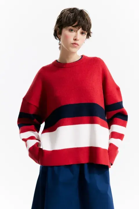 Una modelo mujer usando ropa de Gusmán. Una modelo mujer usando ropa de Gusmán.