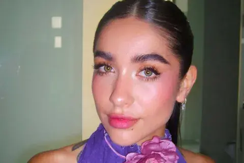 Desde su incursión en los medios, María Becerra fue dejando su propia estela. En un primer momento, con propuestas más clásicas que hacían foco más en su estilismo que en su look beauty. Desde su incursión en los medios, María Becerra fue dejando su propia estela. En un primer momento, con propuestas más clásicas que hacían foco más en su estilismo que en su look beauty.