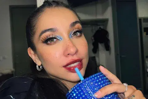 Con detalles en azul, con pestañas y un delineado bien marcado Con detalles en azul, con pestañas y un delineado bien marcado