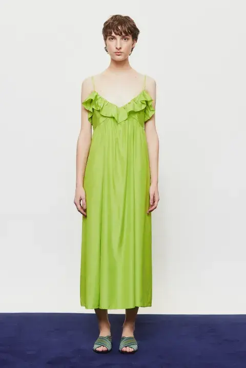Una modelo mujer usando un vestido de primavera. Una modelo mujer usando un vestido de primavera.