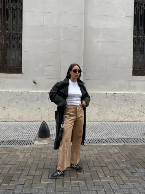 Foto de una modelo mujer usando ropa de Flores. Foto de una modelo mujer usando ropa de Flores.