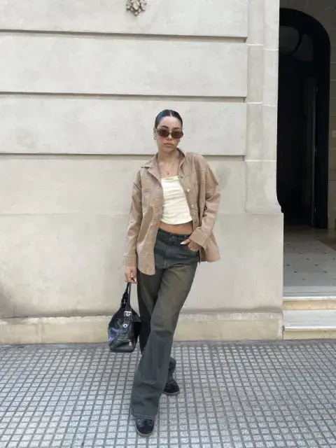 Foto de una modelo mujer usando ropa de Flores. Foto de una modelo mujer usando ropa de Flores.