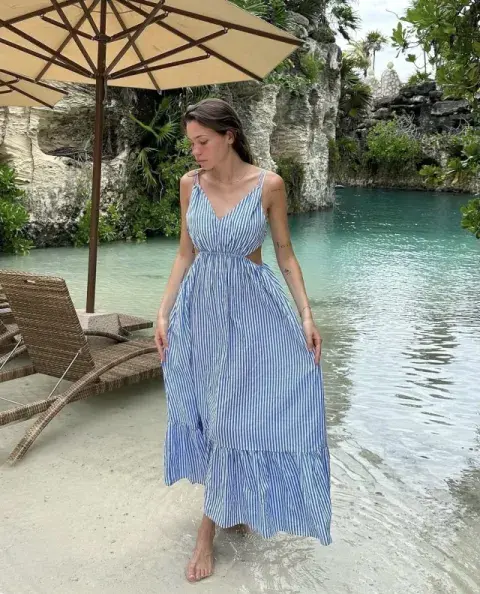 Modelo usando vestido en la playa. Modelo usando vestido en la playa.