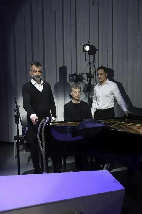 Gustavo Córdova, Diego Vainer y Carlos Casella compartieron elenco en el legendario Descueve y hoy vuelven a arriesgar juntos. Gustavo Córdova, Diego Vainer y Carlos Casella compartieron elenco en el legendario Descueve y hoy vuelven a arriesgar juntos.