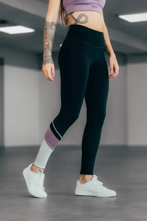 Foto de una modelo mujer usando ropa deportiva de Avenida Avellaneda. Foto de una modelo mujer usando ropa deportiva de Avenida Avellaneda.