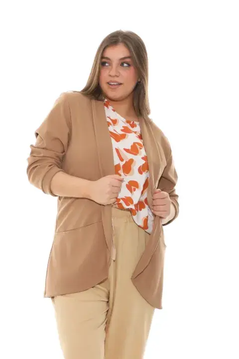 Mujer usando ropa sastrera de Flores. Mujer usando ropa sastrera de Flores.
