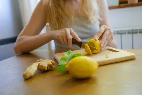 El shot de jengibre tiene propiedades antioxidantes y antinflamatorias El shot de jengibre tiene propiedades antioxidantes y antinflamatorias