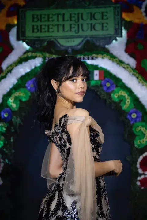 Foto del look de Jenna Ortega para Beetlejuice 2 en México. Foto del look de Jenna Ortega para Beetlejuice 2 en México.