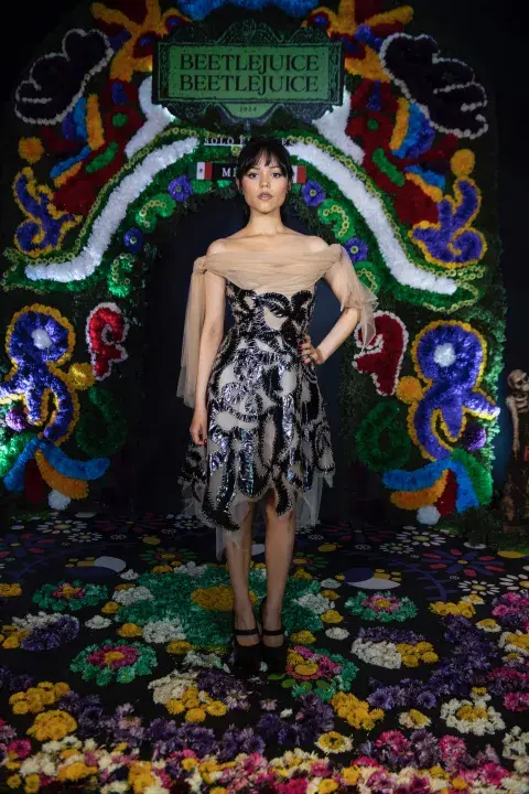 Foto del look de Jenna Ortega para Beetlejuice 2 en México. Foto del look de Jenna Ortega para Beetlejuice 2 en México.