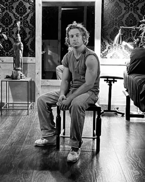 El artista Benny Shields muestra los tatuajes que diseñó para Jeremy Allen White en The Bear. El artista Benny Shields muestra los tatuajes que diseñó para Jeremy Allen White en The Bear.