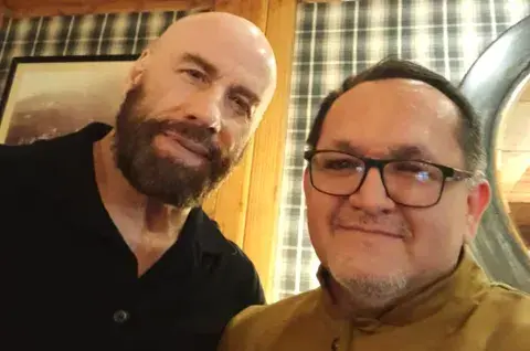 John Travolta junto a Guido Wilson Cáceres Acevedo, un trabajador del lujoso hotel donde se hospedó John Travolta junto a Guido Wilson Cáceres Acevedo, un trabajador del lujoso hotel donde se hospedó