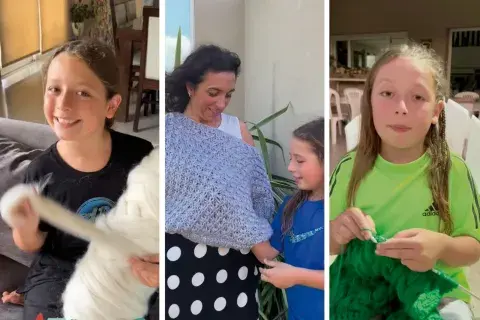 Juani tejiendo con su mamá. Juani tejiendo con su mamá.