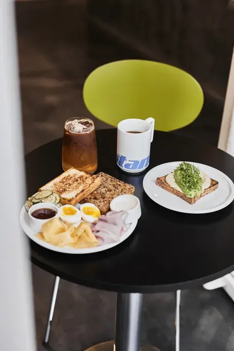 Desayuno con café y tostadas. Desayuno con café y tostadas.