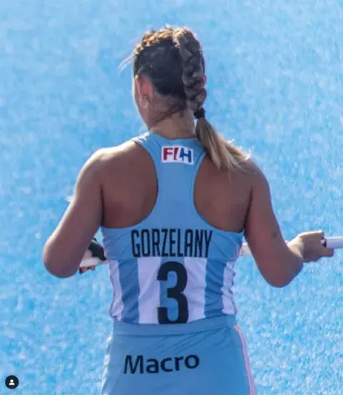 El número 3 de la camiseta de Agus Gorze coincide con el número del casco de su padre, excombatiente de Malvinas. El número 3 de la camiseta de Agus Gorze coincide con el número del casco de su padre, excombatiente de Malvinas.