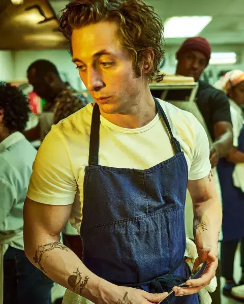 Jeremy Allen White como Carmy en The Bear. Jeremy Allen White como Carmy en The Bear.