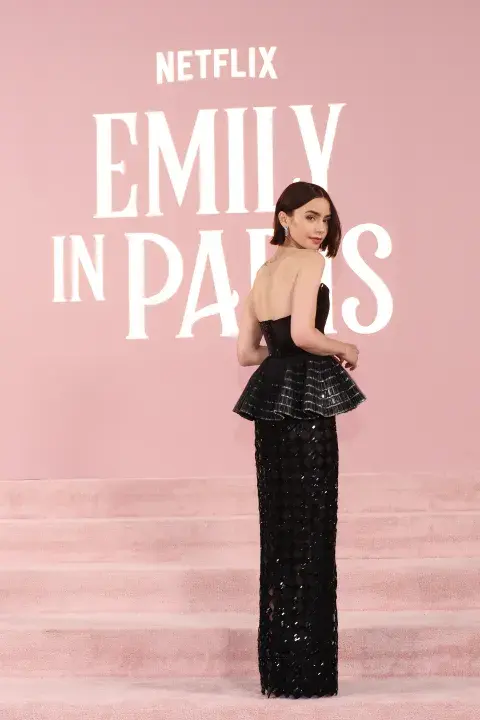 Foto de Lily Collins en la premiere de la cuarta temporada de Emily in Paris en Los Ángeles. Foto de Lily Collins en la premiere de la cuarta temporada de Emily in Paris en Los Ángeles.