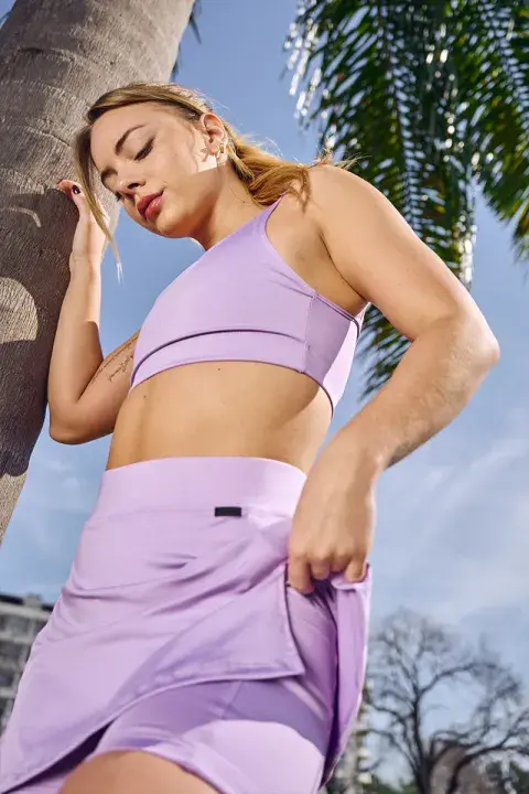 Foto de una modelo mujer usando ropa deportiva de Avenida Avellaneda. Foto de una modelo mujer usando ropa deportiva de Avenida Avellaneda.