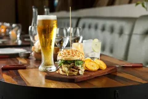 Los mejores lugares donde comer hamburguesas en Buenos Aires. Los mejores lugares donde comer hamburguesas en Buenos Aires.