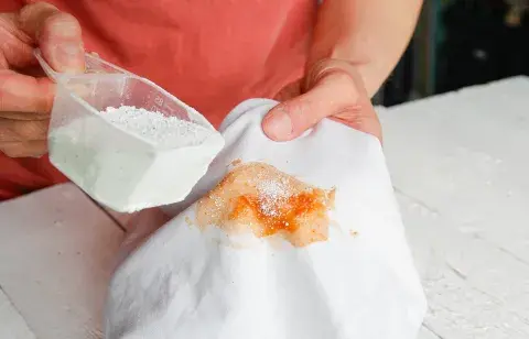 El bicarbonato de sodio es super efectivo para quitar manchas de aceite. El bicarbonato de sodio es super efectivo para quitar manchas de aceite.