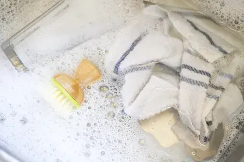 Cuanto más tiempo pasa desde que el aceite toca tu ropa, más difícil resulta quitarla ya que se impregna muy rápido a las telas. Cuanto más tiempo pasa desde que el aceite toca tu ropa, más difícil resulta quitarla ya que se impregna muy rápido a las telas.