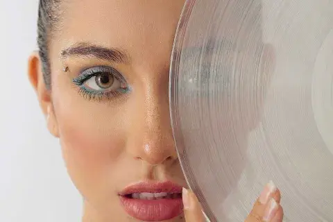 El delineado gráfico en sus ojos es su sello personal. En este caso, en tono turquesa El delineado gráfico en sus ojos es su sello personal. En este caso, en tono turquesa
