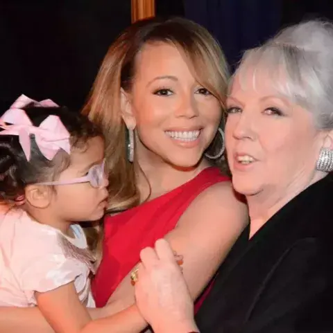 Foto de Mariah Carey con su hija, Monroe Cannon, y su madre. Foto de Mariah Carey con su hija, Monroe Cannon, y su madre.