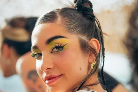 Sus ojos son los verdaderos protagonistas de sus estilismo beauty, la boca y el resto de sus rostro queda en segundo plano Sus ojos son los verdaderos protagonistas de sus estilismo beauty, la boca y el resto de sus rostro queda en segundo plano