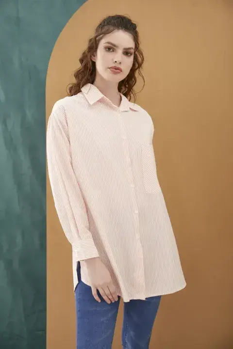 Modelo usando camisa rayada. Modelo usando camisa rayada.