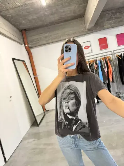 Una modelo usando una remera de Flores. Una modelo usando una remera de Flores.