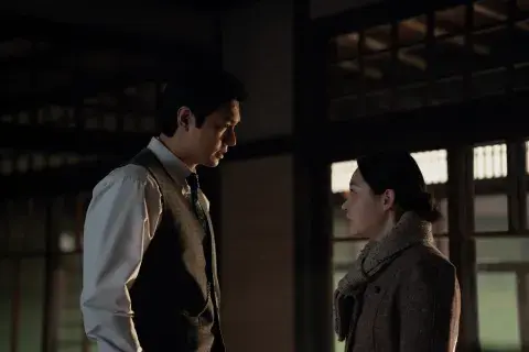 Kim Min-ha y Lee Min Ho en Pachinko. Kim Min-ha y Lee Min Ho en Pachinko.