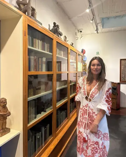 El look de Pampita para visitar la Casa Azul de Frida Kahlo en México. El look de Pampita para visitar la Casa Azul de Frida Kahlo en México.