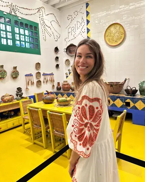 El look de Pampita para visitar la Casa Azul de Frida Kahlo en México. El look de Pampita para visitar la Casa Azul de Frida Kahlo en México.