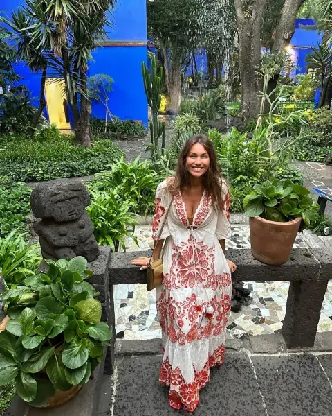 El look de Pampita para visitar la Casa Azul de Frida Kahlo en México. El look de Pampita para visitar la Casa Azul de Frida Kahlo en México.