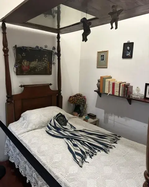 Las imágenes de Pampita visitando la Casa Azul de Frida Kahlo en México. Las imágenes de Pampita visitando la Casa Azul de Frida Kahlo en México.