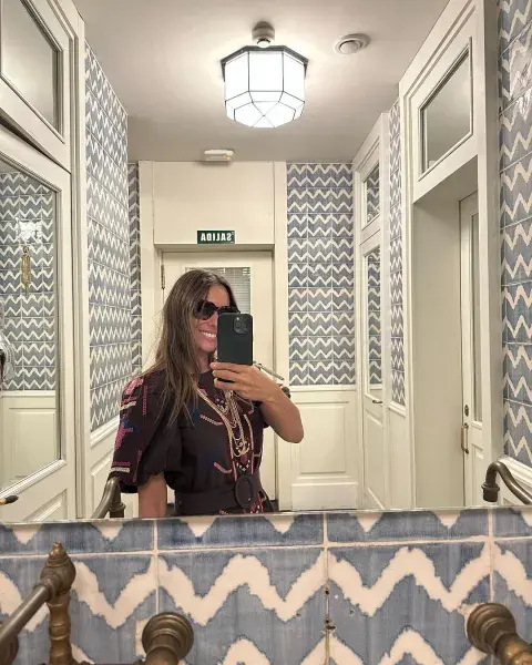 Foto de Pampita luciendo un vestido con estampa incaica. Foto de Pampita luciendo un vestido con estampa incaica.