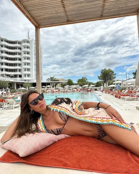 Una foto de Pampita en malla. Una foto de Pampita en malla.