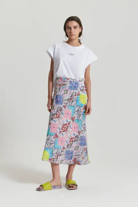 Una modelo mujer usando ropa de primavera.