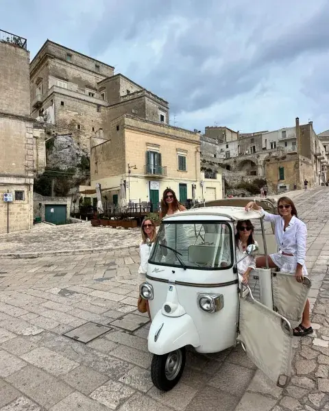 Juliana y sus amigas vestidas de blanco en Italia. Juliana y sus amigas vestidas de blanco en Italia.