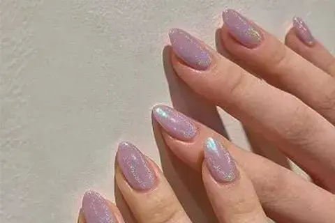 Dentro de los tonos con glitter también hay propuestas que se convierten en elegidos Dentro de los tonos con glitter también hay propuestas que se convierten en elegidos