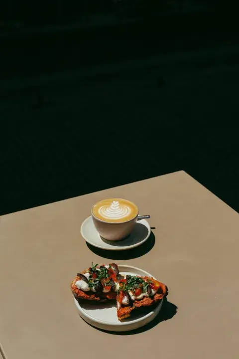 Café con leche y tostadas. Café con leche y tostadas.