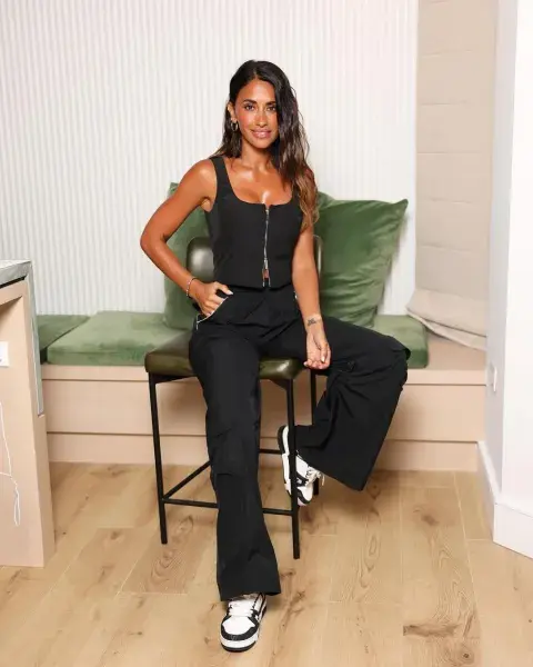El look monocromático total black de Antonela Roccuzzo. El look monocromático total black de Antonela Roccuzzo.