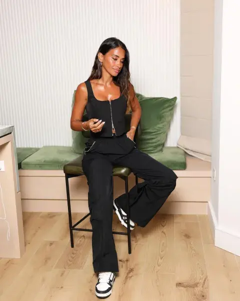 El look monocromático total black de Antonela Roccuzzo. El look monocromático total black de Antonela Roccuzzo.