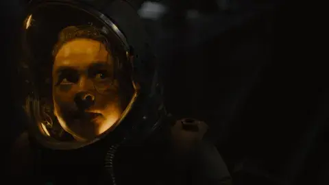 Rain, la nueva heroína en la piel de Cailee Spaeny.